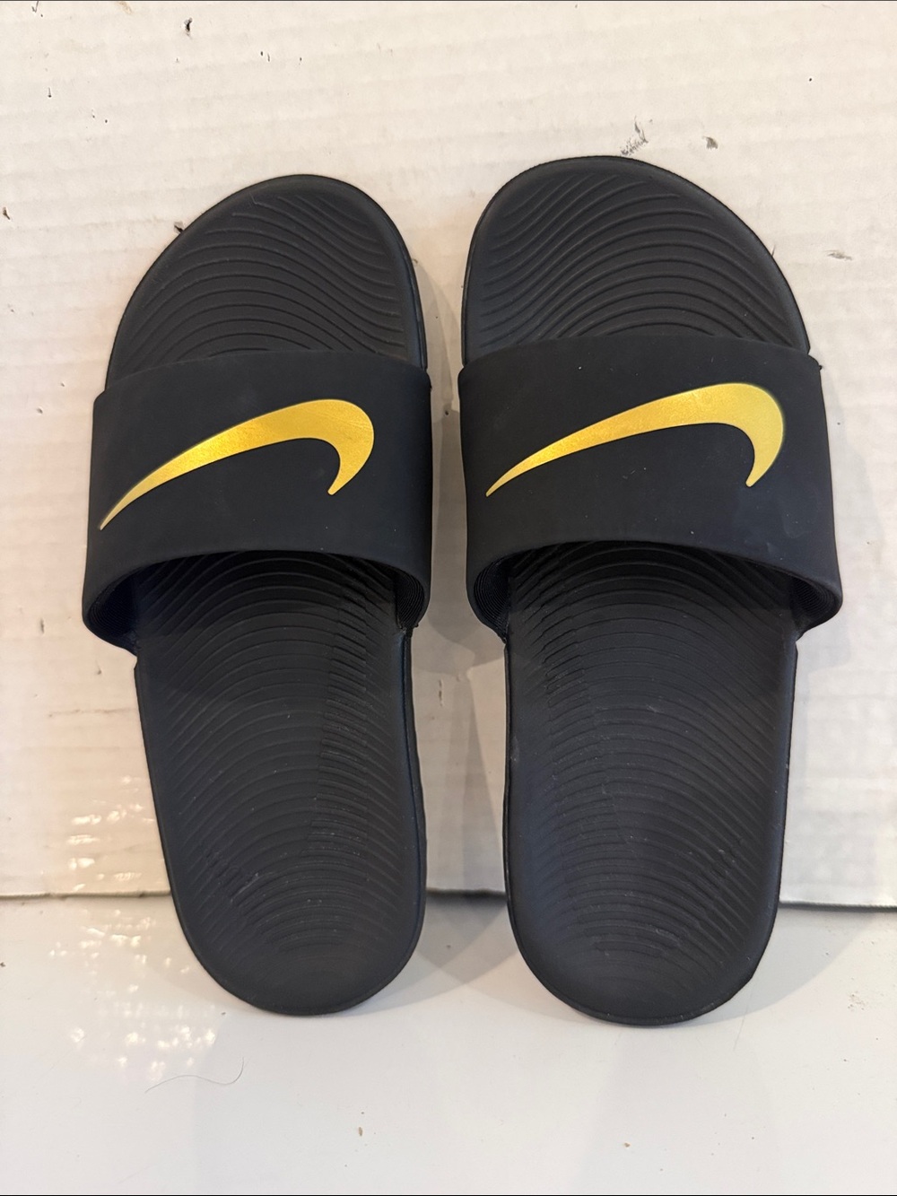 New w/o Tags Nike Kawa Kids Black Slides with Metallic Gold Swoosh (Sz 3Youth)